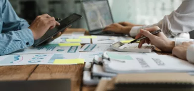 Pessoas trabalhando em prestação de contas municipal
