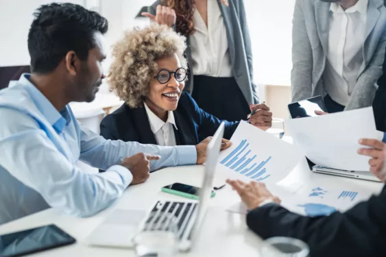 Pessoas em uma sala discutindo empreendedorismo governamental