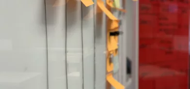 Post-its na parede para padronização de processos