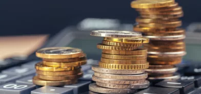 Moedas representando arrecadação tributária municipal