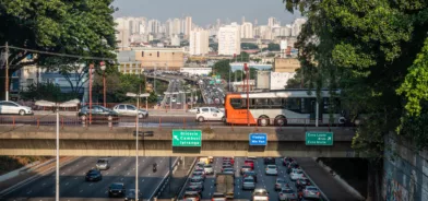 Foto de trânsito na cidade de São Paulo. Exemplos de políticas públicas