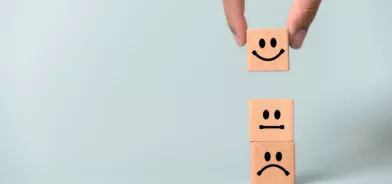 Quadradinhos mostrando cara sorridente, neutra e triste, ilustrando post sobre avaliação de desempenho no setor público