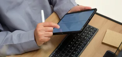 Mulher usando tablet, em foto que ilustra post sobre digitalização de processos no setor público