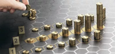Pessoa distribuindo moedas, em foto que ilustra gestão de recursos públicos