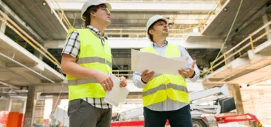 Dois engenheiros acompanhando uma obra. Obras irregulares: as 5 principais irregularidades e como evitá-las!