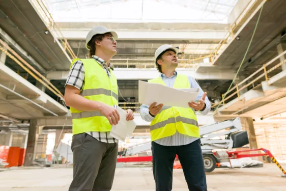 Dois engenheiros acompanhando uma obra. Obras irregulares: as 5 principais irregularidades e como evitá-las!