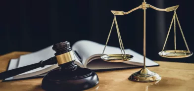 Martelo de juiz com escala de justiça, em foto que ilustra post sobre advocacia pública municipal