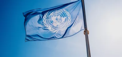 Bandeira da ONU, ilustrando post sobre Agenda 2030.