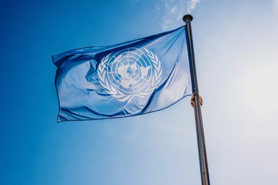 Bandeira da ONU, ilustrando post sobre Agenda 2030.