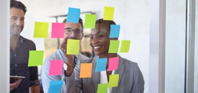 Pessoas usando post its, em foto que ilustra post sobre gestão ágil na administração pública
