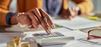 Mulher utilizando calculadora, em foto ilustrando post sobre incentivos fiscais.