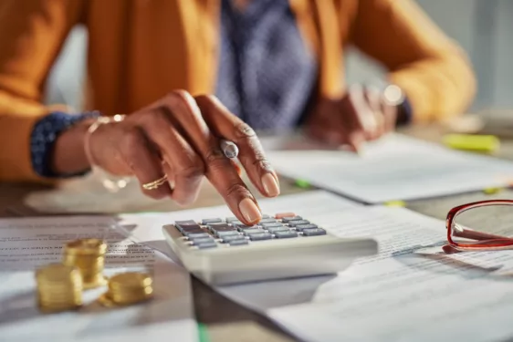 Mulher utilizando calculadora, em foto ilustrando post sobre incentivos fiscais.