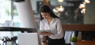 Foto de mulher trabalhando com seu tablet, ilustrando post sobre lei da assinatura digital