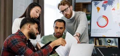 Jovens trabalhando e discutindo ideias, em foto que ilustra post sobre marco legal das startups.