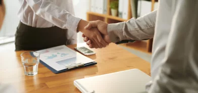 Aperto de mão, em foto ilustrando post sobre princípios da administração pública
