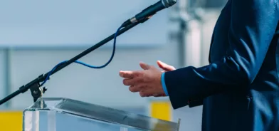 Político em coletiva de imprensa, em foto ilustrando post sobre regras da campanha eleitoral.
