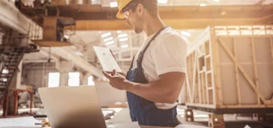 Trabalhador em obra, em foto que ilustra post sobre Sicro
