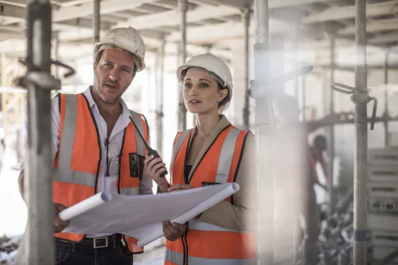 Trabalhadores em obra, em foto que ilustra post sobre Sinapi