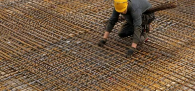Homem em construção civil, em foto que ilustra post sobre melhoria habitacional. Reprodução: Ricardo Gomez Angel (@rgaleriacom)/Unsplash