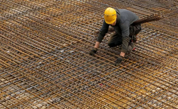 Homem em construção civil, em foto que ilustra post sobre melhoria habitacional. Reprodução: Ricardo Gomez Angel (@rgaleriacom)/Unsplash