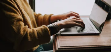 Pessoa trabalhando, em foto que ilustra post sobre ata de registro de preços na administração pública. Foto: Christin Hume/Unsplash