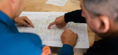 Engenheiros discutindo obra, em foto que ilustra post sobre controle de qualidade em obras públicas. Foto: ThisisEngineering RAEng/Unsplash