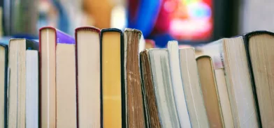 Estante de livros, em foto que ilustra post sobre livros sobre administração pública. Foto: Tom Hermans/Unsplash