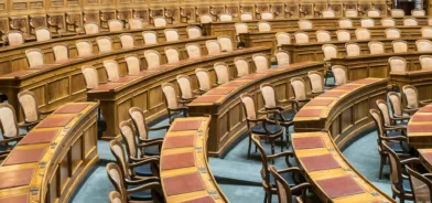 Foto de parlamento, ilustrando post sobre modelos de administração pública. Foto: Hansjörg Keller/Unsplash