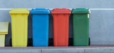 Foto de lixeiras coloridas, de coleta seletiva. Foto que ilustra post sobre PNRS. Reprodução: Pawel Czerwinski/Unsplash.