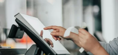 Pessoa usando tablet, em foto que ilustra post sobre os benefícios da automatização do atendimento no setor público. Foto: Simon Kadula/Unsplash.