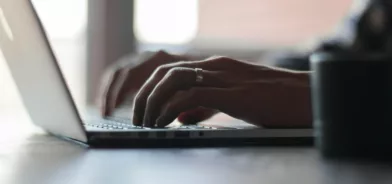 Pessoa trabalhando em computador, em foto que ilustra post sobre as diferenças entre cargo comissionado, concursado e temporário. Foto: Thomas Lefebvre/Unsplash
