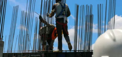 Pessoas trabalhando em obra, em foto que ilustra post sobre controle de mão de obra. Foto: Ivan Henao/Unsplash.
