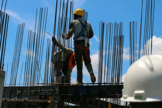 Pessoas trabalhando em obra, em foto que ilustra post sobre controle de mão de obra. Foto: Ivan Henao/Unsplash.