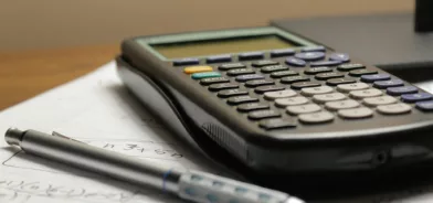 Calculadora em foto que ilustra post sobre desoneração de ICMS. Reprodução: Aaron Lefler/Unsplash