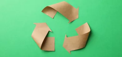 Símbolo de reciclagem, em foto que ilustra post sobre economia circular e como as gestões municipais podem promovê-la.