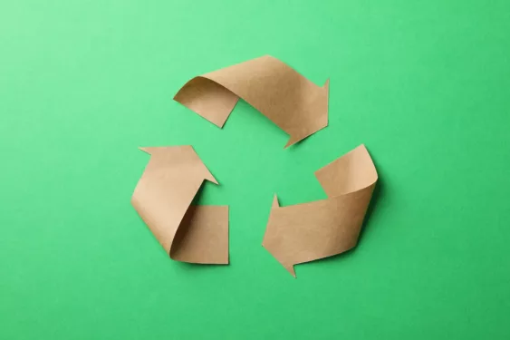 Símbolo de reciclagem, em foto que ilustra post sobre economia circular e como as gestões municipais podem promovê-la.