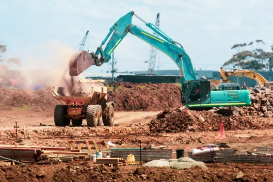 Caminhão e trator em obra, em foto que ilustra post sobre Estudo de Viabilidade Ambiental para obras públicas. Foto: Troy Mortier/Unsplash.