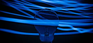 Foto de lâmpada ilustrando revolução tecnológica. Reprodução: Nejc Soklič/Unsplash.