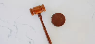 Martelo da justiça, ilustrando post sobre sistema jurídico brasileiro. Foto: Tingey Injury Law Firm/Unsplash