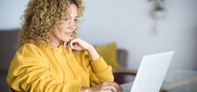 Mulher trabalhando de seu escritório em casa, em foto que ilustra post sobre trabalho inteligente no setor público. Reprodução: simonapilolla/Envato
