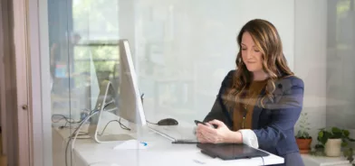Mulher trabalhando e enviando um documento circular pelo telefone. Reprodução: LinkedIn Sales Solutions/Unsplash.