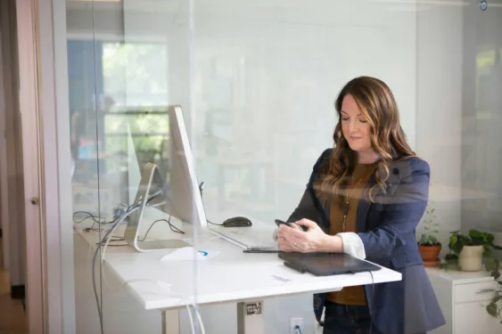 Mulher trabalhando e enviando um documento circular pelo telefone. Reprodução: LinkedIn Sales Solutions/Unsplash.