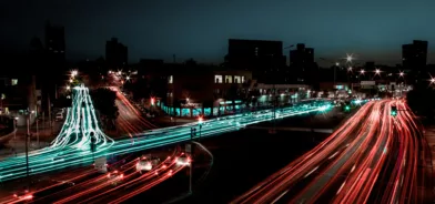 Foto de Belo Horizonte em longa exposição, ilustrando post sobre citytech. Reprodução: Daniel Monteiro/Unsplash.