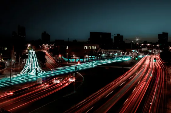 Foto de Belo Horizonte em longa exposição, ilustrando post sobre citytech. Reprodução: Daniel Monteiro/Unsplash.