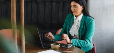 Mulher trabalhando em seu computador, em foto que ilustra post sobre gestão pública contemporânea. Reprodução: sedrik2007/Envato.