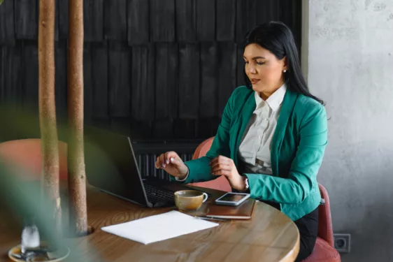 Mulher trabalhando em seu computador, em foto que ilustra post sobre gestão pública contemporânea. Reprodução: sedrik2007/Envato.