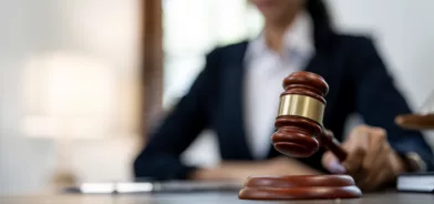 Juíza usando malhete, em foto que ilustra post sobre ordenamento jurídico. Reprodução: coolhand1180/Envato.