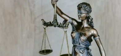 Estátua de deusa da justiça, ilustrando post sobre princípio da segurança jurídica. Foto: Tingey Injury Law Firm/Unsplash.