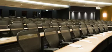 Sala de palestra, em foto que ilustra post sobre audiências públicas. Reprodução: Mint_Images/Envato.