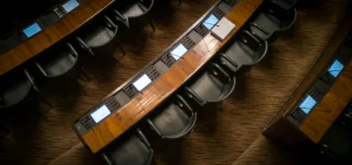 Cadeiras de um congresso na Finlândia, representando post sobre capacidades estatais. Foto: Joakim Honkasalo/Unsplash.